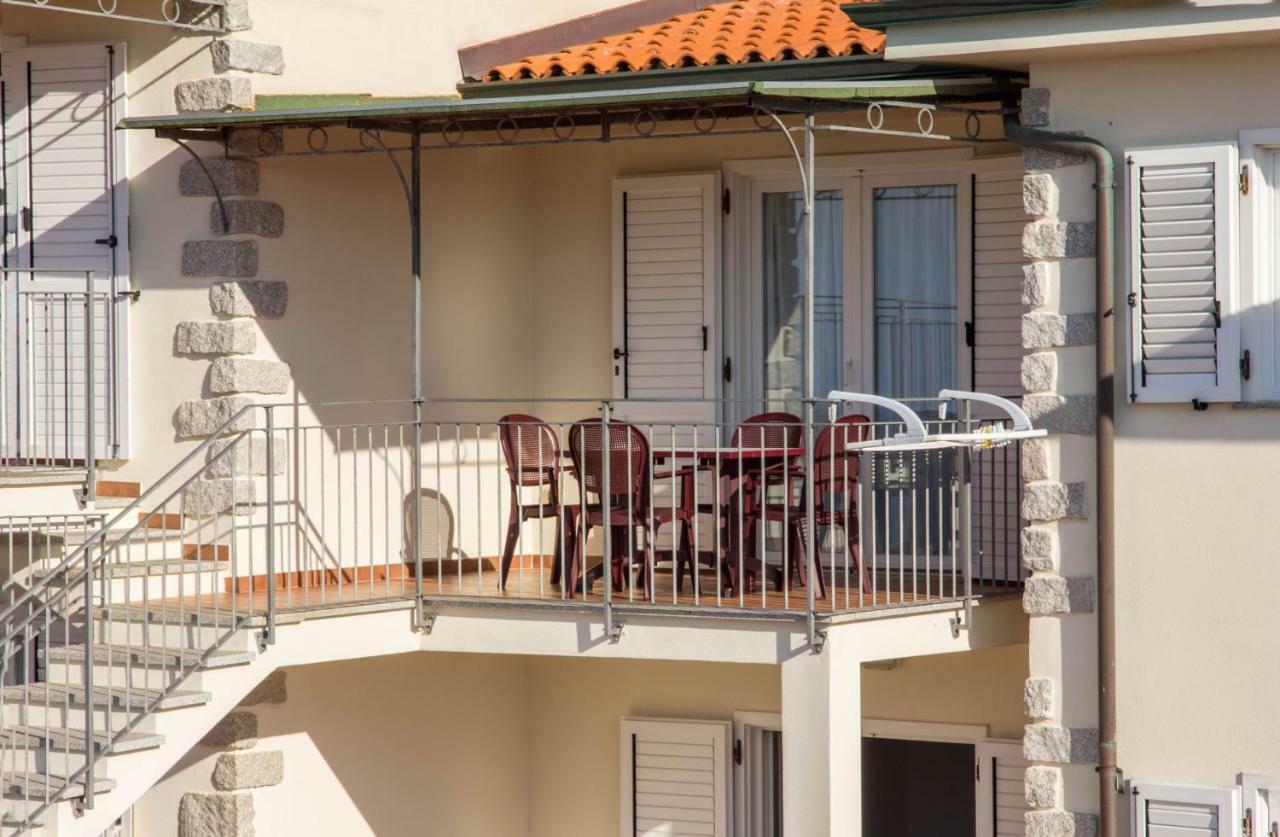 Gf Apartments Li Seddi Badesi Kültér fotó